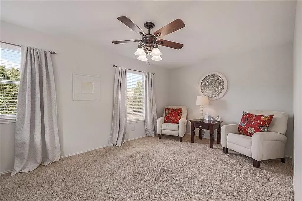 1422 Davis Mountain Loop — Photo 2