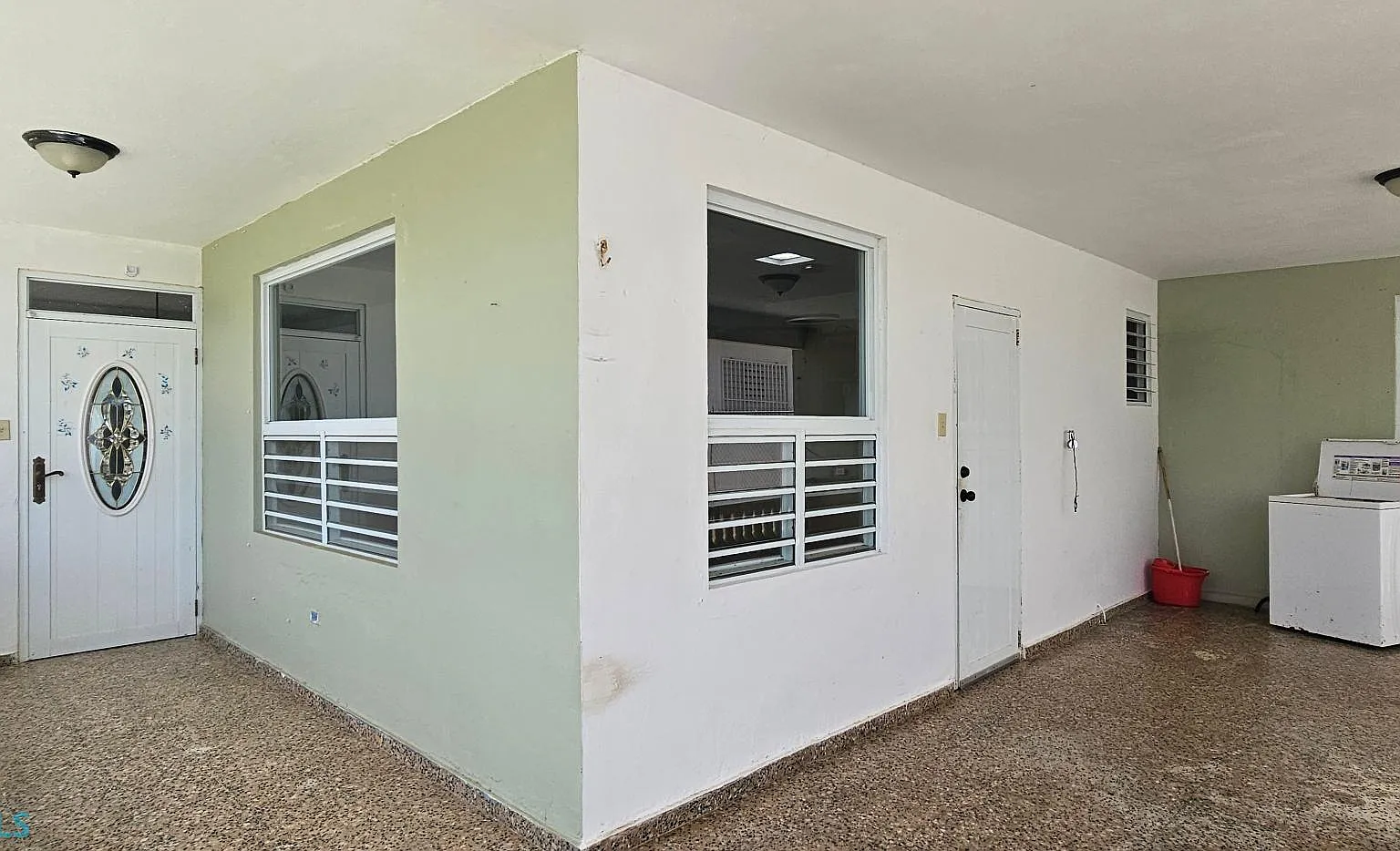 3 bed, 2.0 bath, 1000 sqft, $1,300 — Photo 2