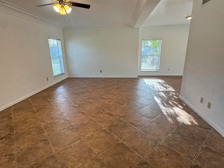 7816 NW 70th Ter — Photo 5