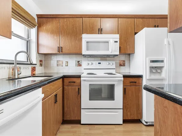 2800 W Sunrise Lakes Dr #202, Sunrise, FL 33322