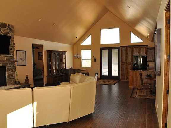 5th image of 933 N Horsemans Park Dr