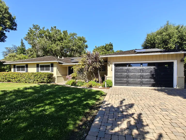 1138 Laureles Dr — Photo 2