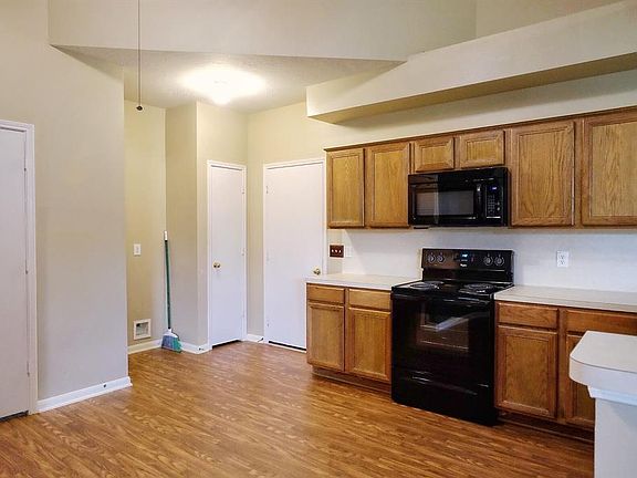 4th image of 4830 Montclair Hill Ln