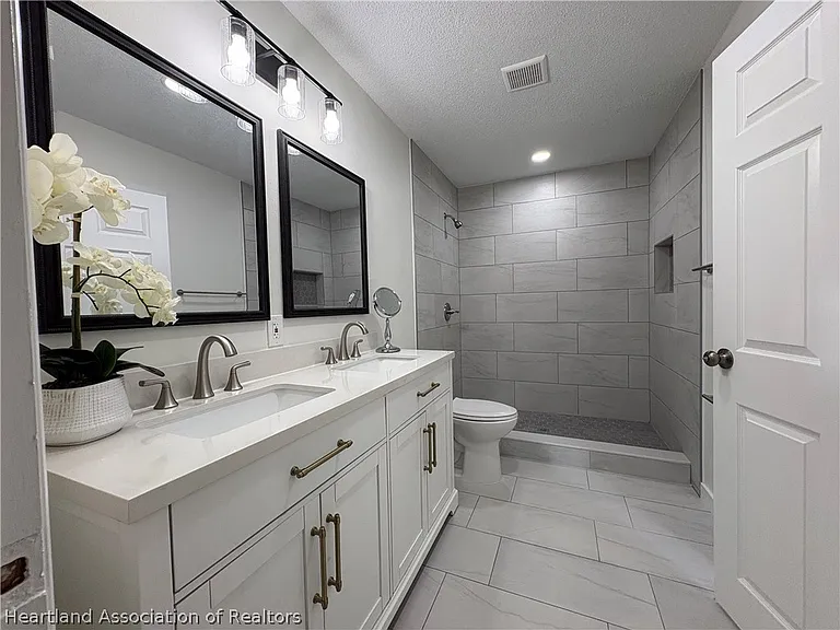 1008 Lagrande Blvd — Photo 19