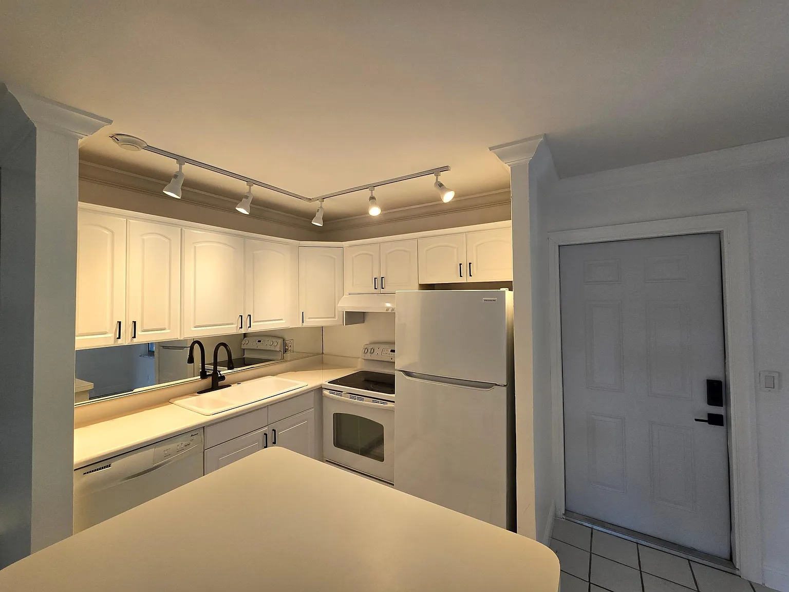 1 bed, 550 sqft, $1,700 — Photo 2