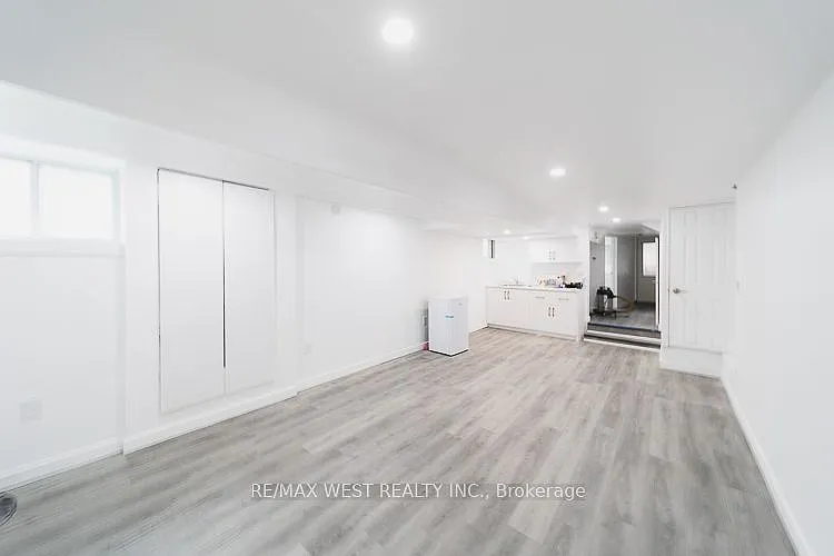 975 Broadview Ave #LOWER — Photo 4