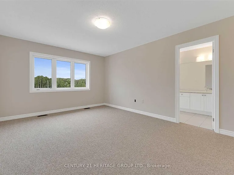 82 Ferragine Cres — Photo 16