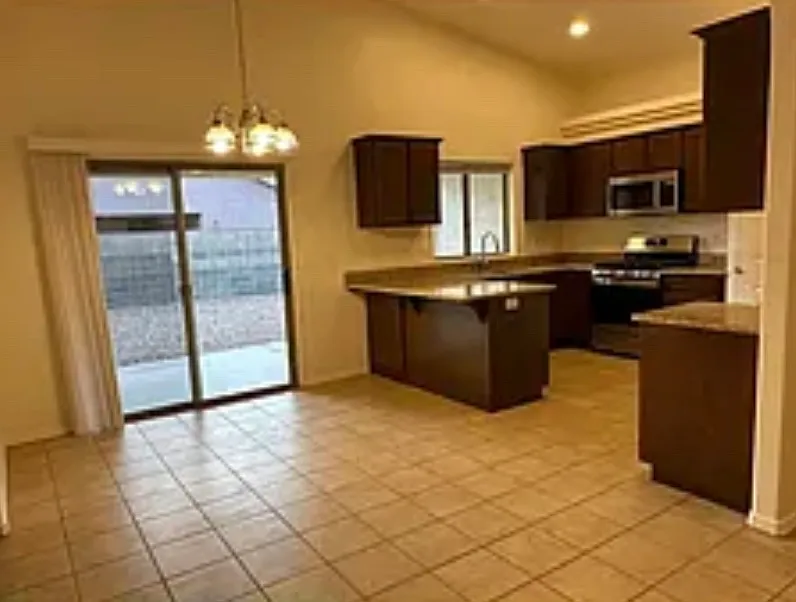 3 bed, 1301 sqft, $1,650 — Photo 4