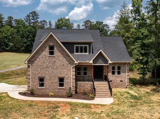 194 N Shore Dr, Hickory, NC 28602