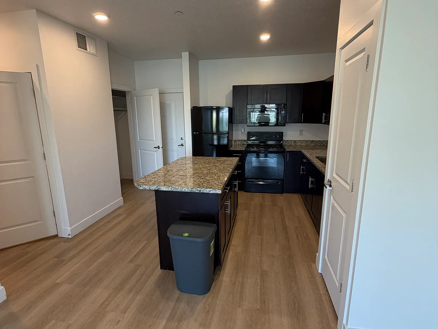 2 bed, 965 sqft, $1,477 — Photo 2
