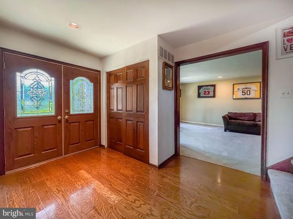 52 Colonial Dr, Newtown, PA 18940