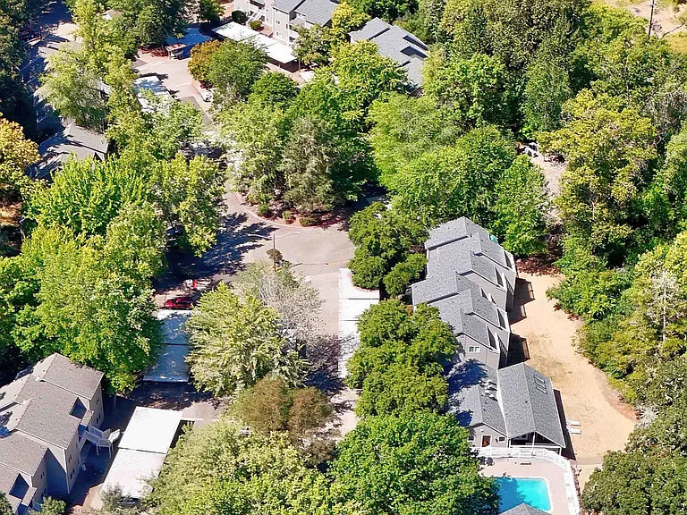 04-Equity-Arts 4400 NW Walnut Aerial-4