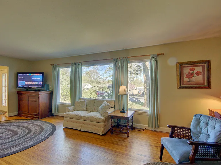 63 Montview Cir — Photo 3
