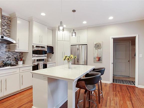 5th image of 3635 Somerset Dr