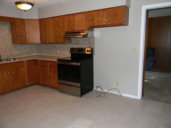 3rd image of 46 Oakwood Dr