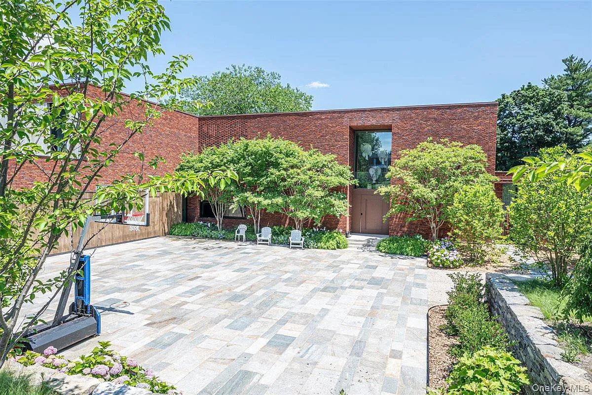 8 bed, 10.0 bath, 12000 sqft, $100,000 — Photo 3