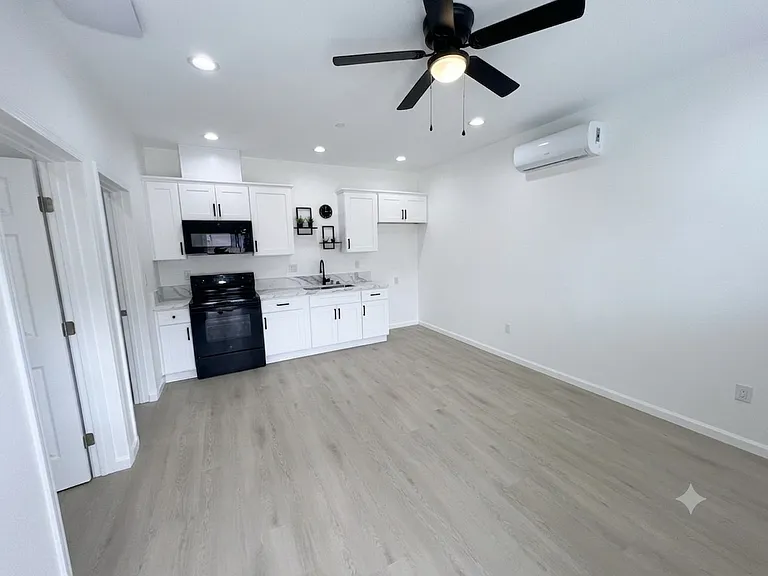 3464 Washington St — Photo 2
