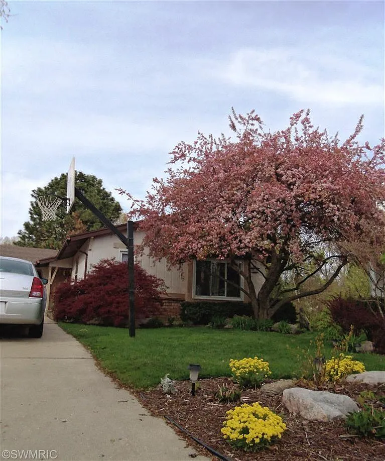 1651 Diamond Ct NE photo 1