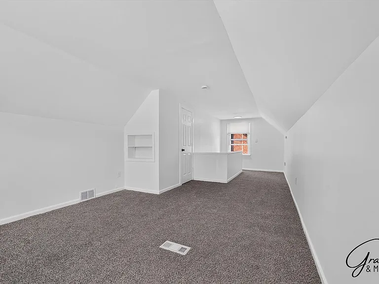 7653 Dolphin — Photo 20