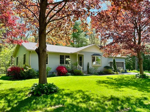 8 Kimberly Ln, Easthampton, MA 01027