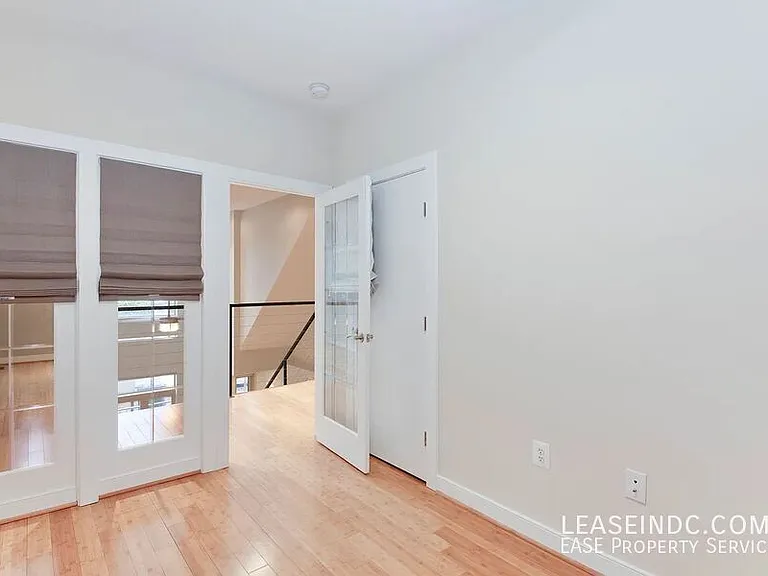 233 R St NE #A — Photo 22