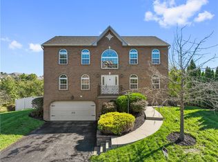 201 Redfield Dr, Oakdale, PA