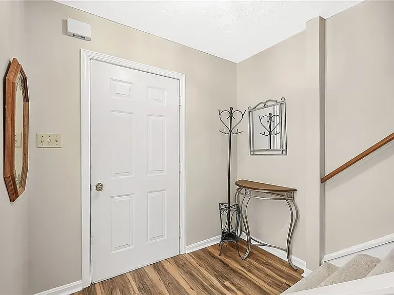 208 Meadowview Dr — Photo 3