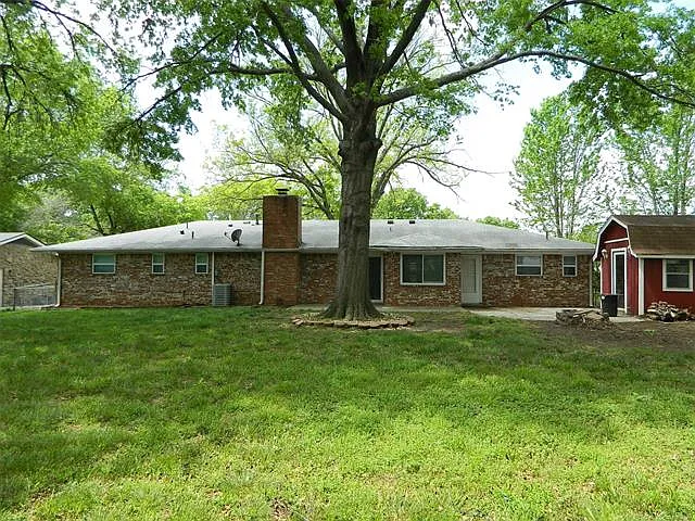 3 bed, 2.5 bath, 1935 sqft, $1,900 — Photo 2