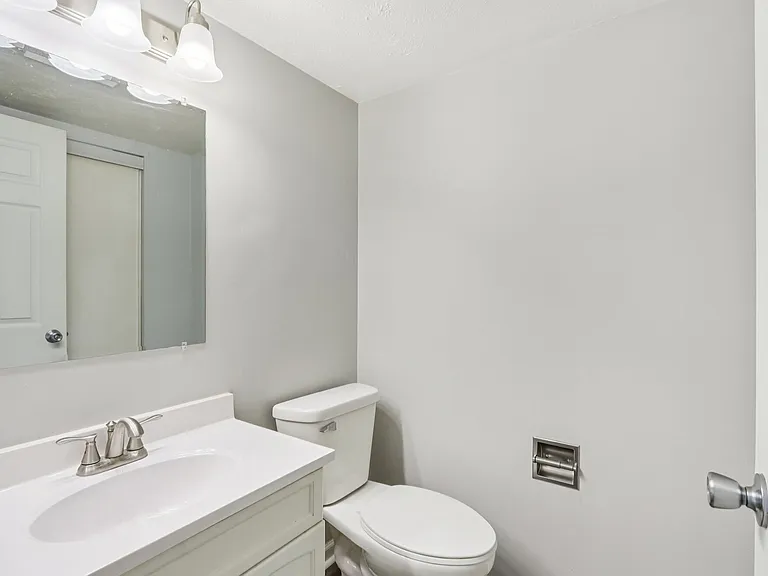 Castleton Manor Apartments — Photo 51