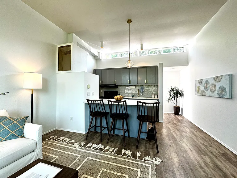 410 13th Ave E #Penthouse 3 — Photo 8