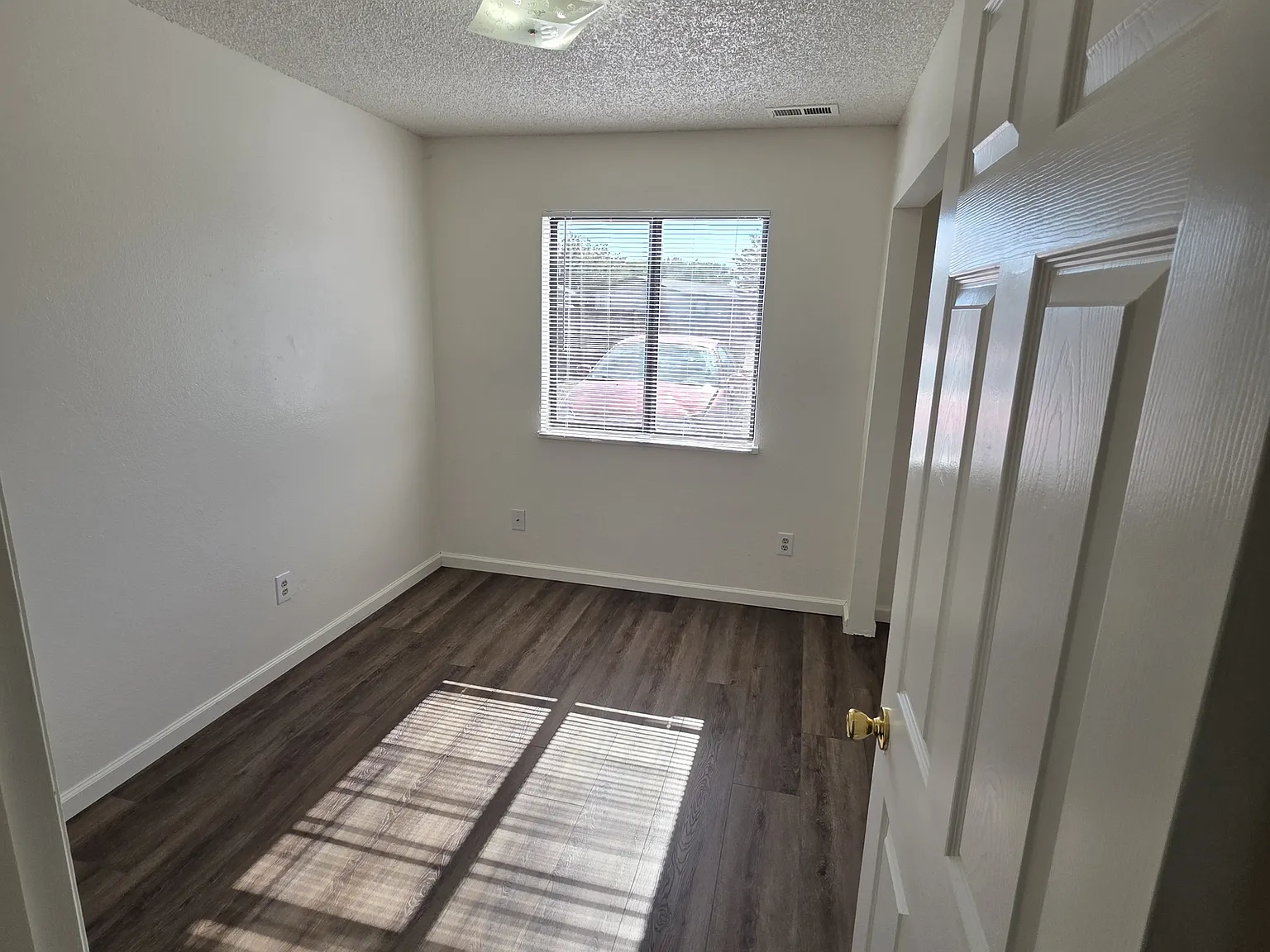 987 Iowa Ave - B — Photo 3