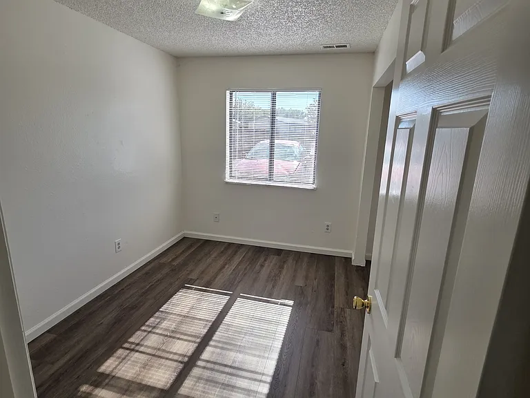 987 Iowa Ave #B — Photo 3