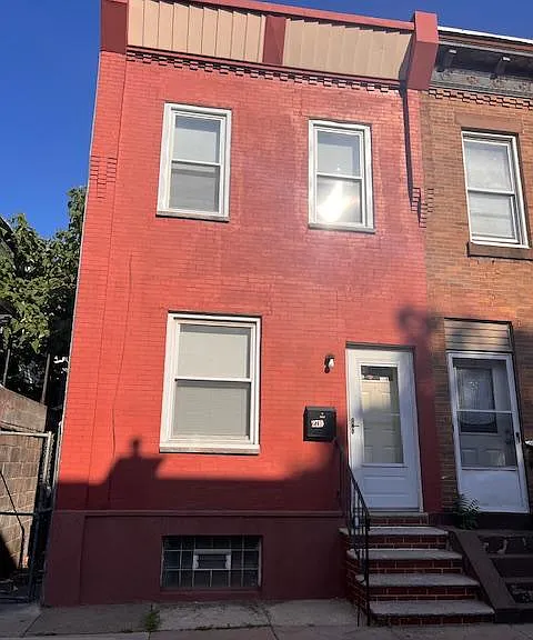 2710 N Taylor St — Photo 1