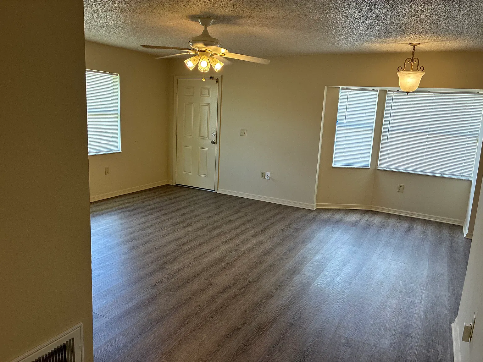 2 bed, 920 sqft, $1,300 — Photo 3
