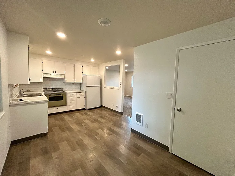 1308 N Alder St — Photo 4