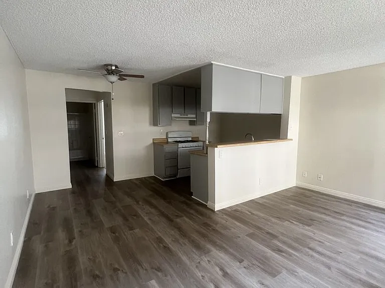 8541 Foothill Blvd., Sunland — Photo 4