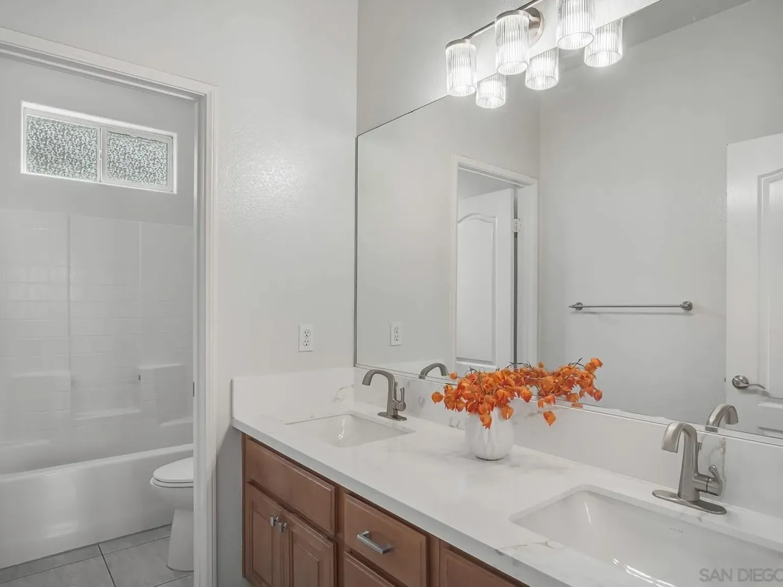 4 bed, 2.5 bath, 2312 sqft, $5,999 — Photo 4