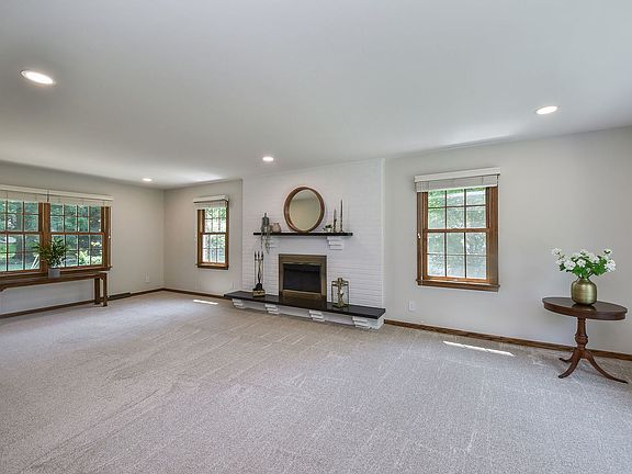 5th image of 410 Meadowrue Ln