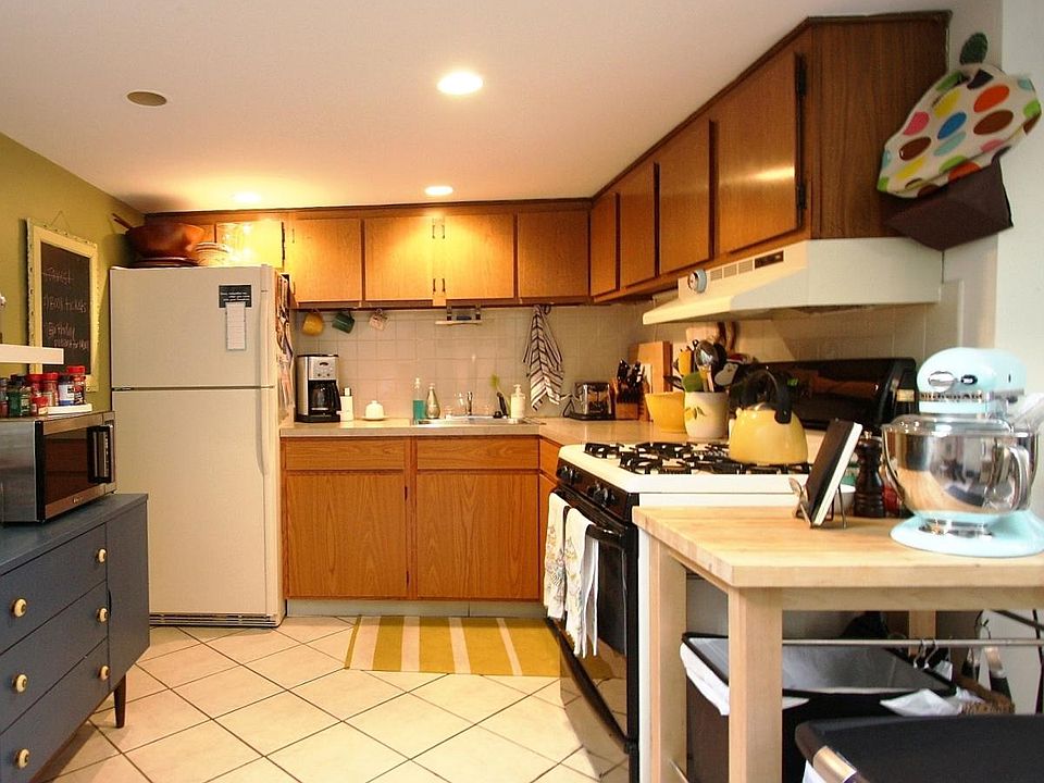 Kitchen w. Gas Range