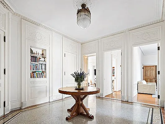 2211 Broadway photo 1