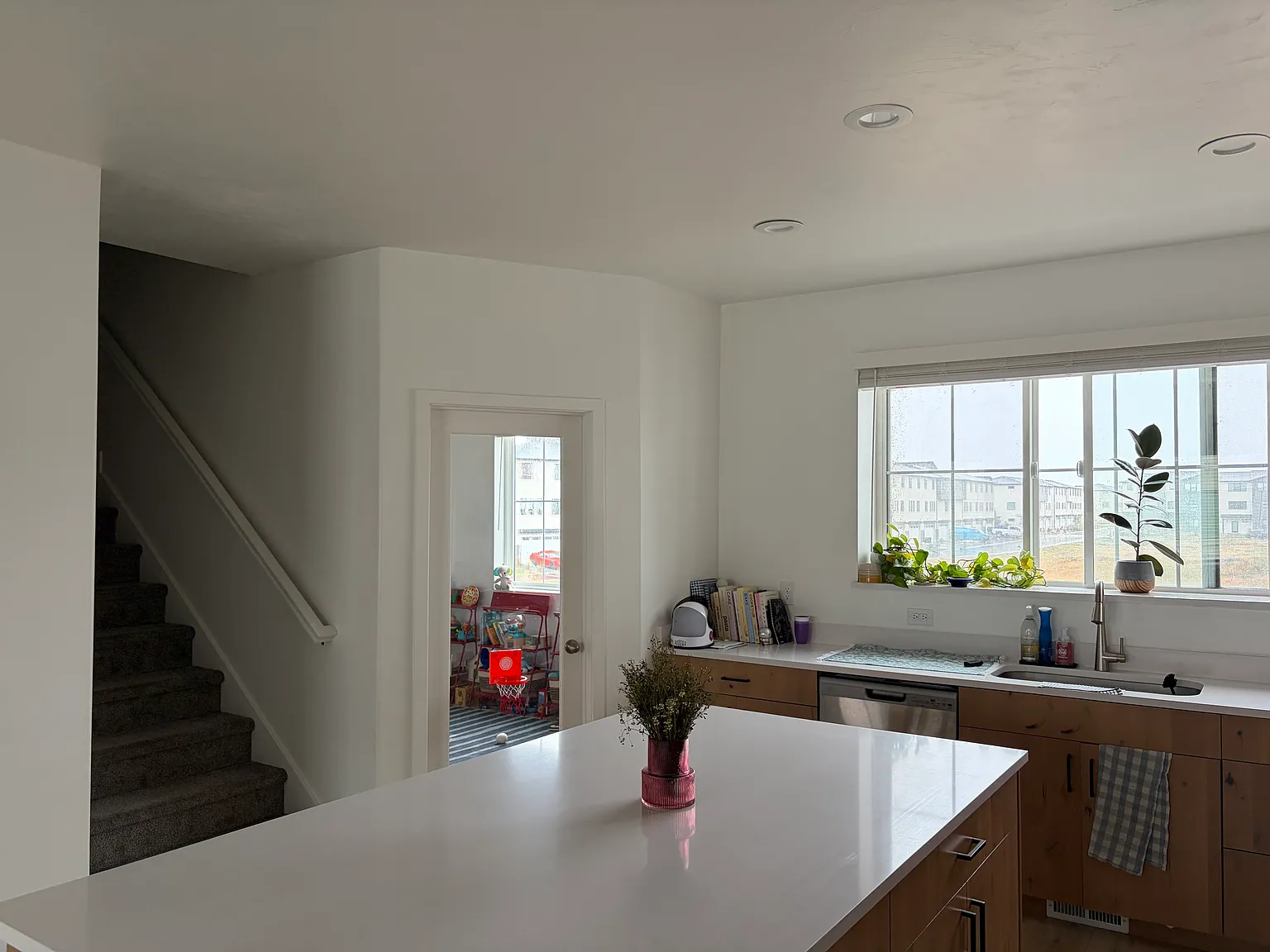 4 bed, 2220 sqft, $2,399 — Photo 3