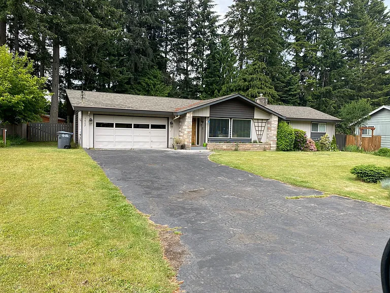 1607 Edgewood Dr NW — Photo 1