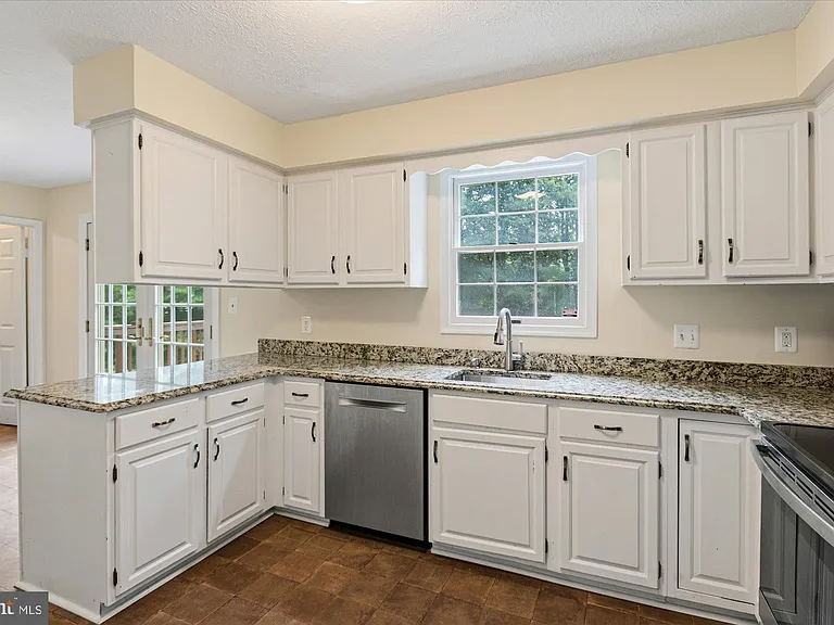 9708 Locust Hill Dr — Photo 19
