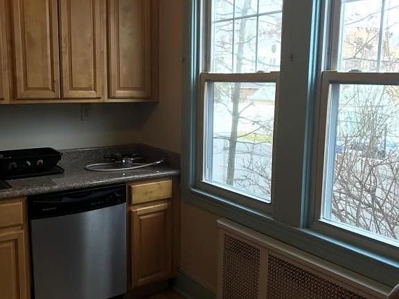 5th image of 464 Hoyt Ave