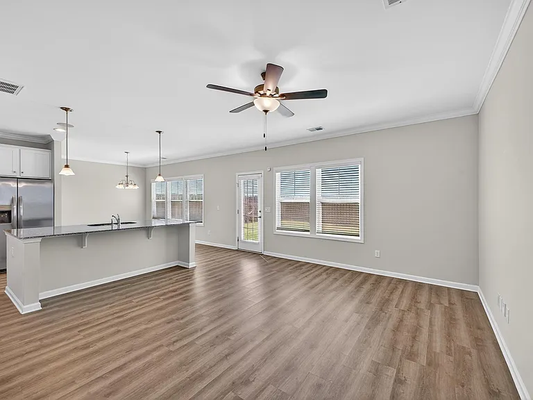 255 Mansell — Photo 7