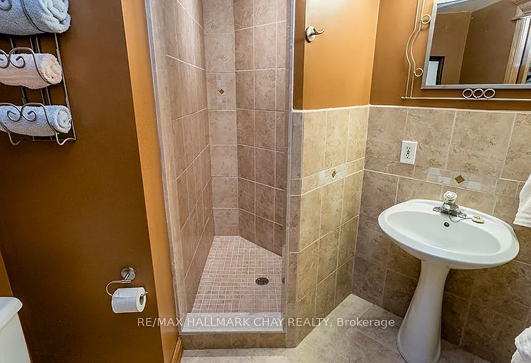 1084 Coughlin Rd W — Photo 17
