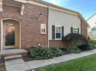 132 Legacy Park Cir #27, Dearborn Heights, MI 48127