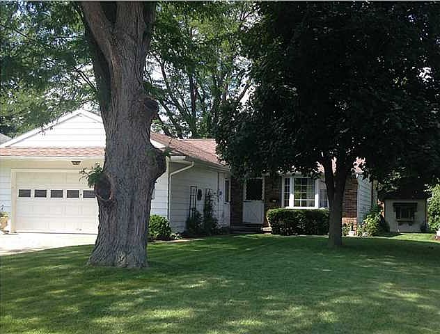 1st image of 104 W Greenwood Dr