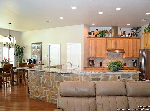 4th image of 220 Blue Bird Ct