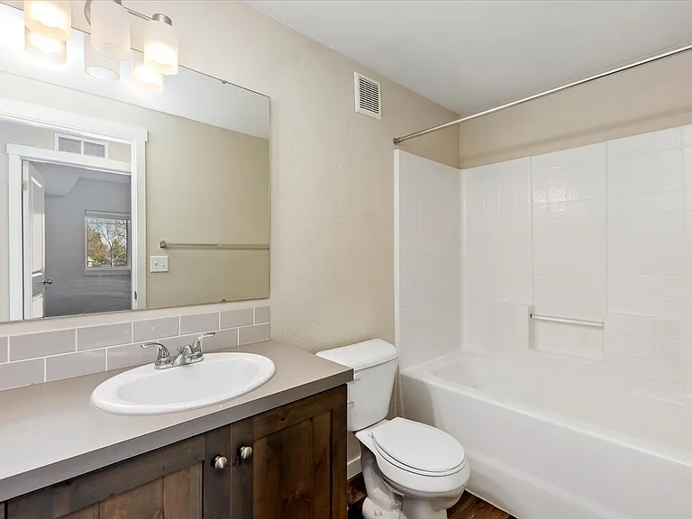 Owyhee Park Apartments — Photo 24